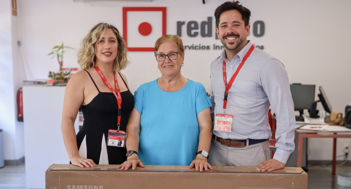 Vecina ganadora del primer sorteo de la revista mensual de Redpiso