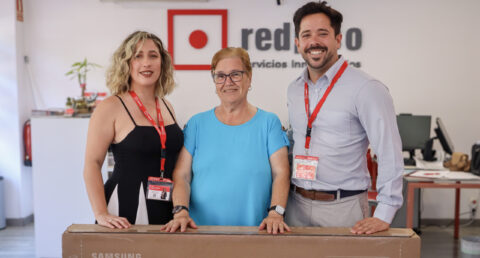 Vecina ganadora del primer sorteo de la revista mensual de Redpiso