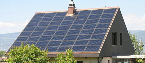 placa solar en el tejado