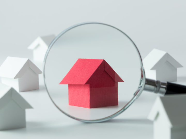 ¿Cuál es el porcentaje de viviendas en propiedad según la Comunidad Autónoma?