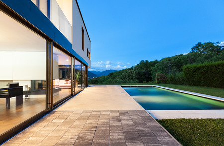 piscina y jardín de chalet