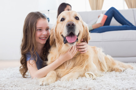 niña con perro en hogar