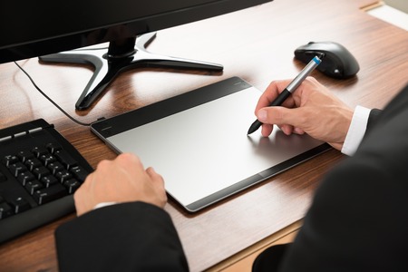 Hombre firmando en tablet