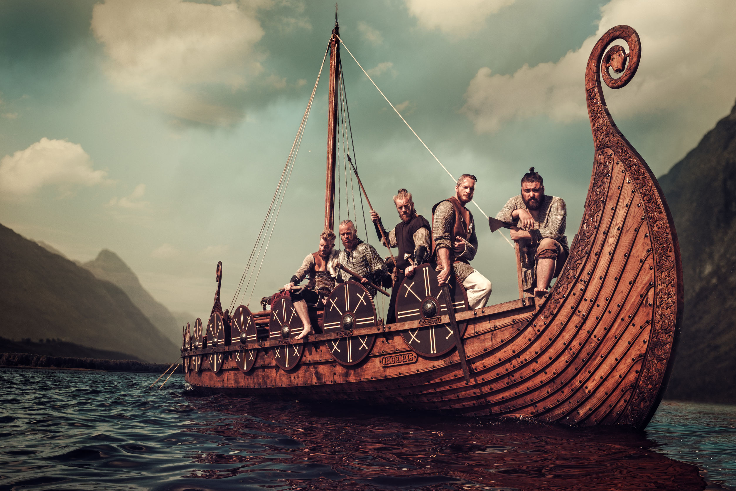 С каким океаном связан корабль викингов. Скандинавия дракар. Дракар викингов. Драккар Великий змей.