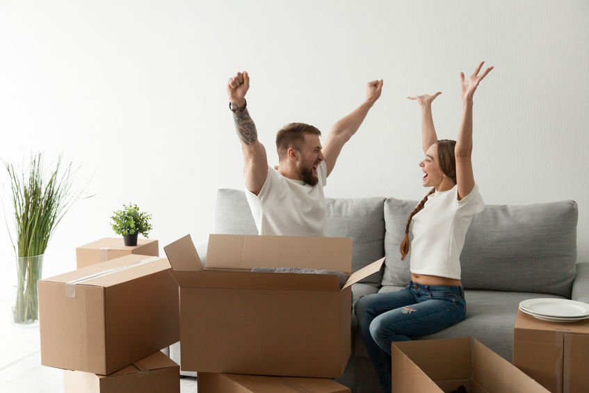 Pareja feliz en su nueva vivienda