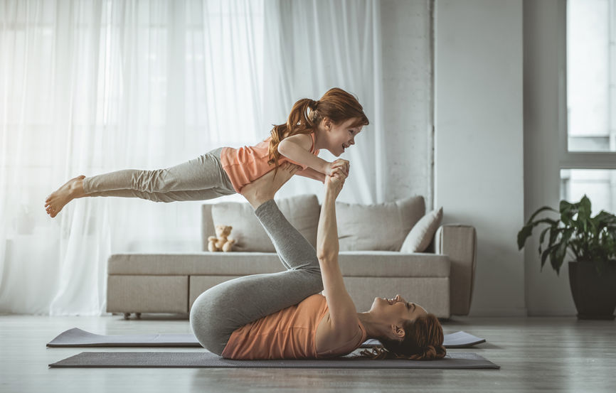 Madre con su hija disfrutando del deporte juntas