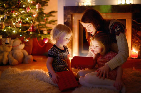 Familia abriendo regalos de los Reyes Magos