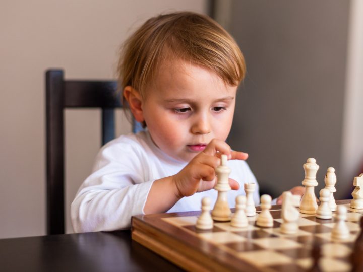 Enseña a tus hijos a jugar al ajedrez: Guía para aprender en familia