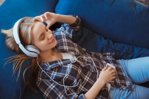 Beneficios de escuchar música en casa