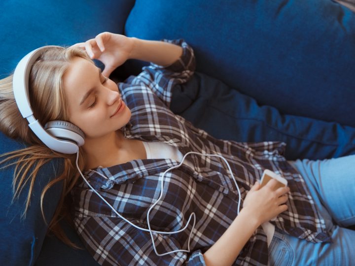 Beneficios de escuchar música en casa