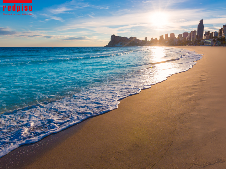 Descubre las Mejores Zonas para Comprar Vivienda con Playa en España