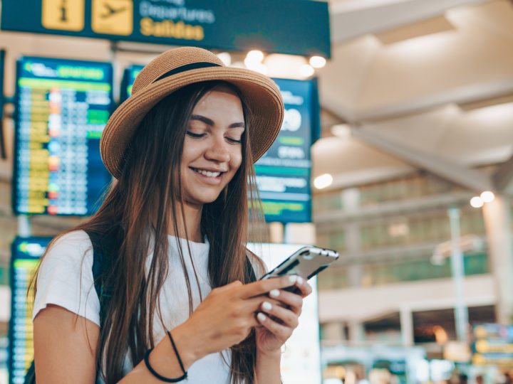 Tu móvil también viaja este verano: consejos para que no te cueste una fortuna