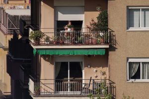 Cómo cuidar los toldos y alargar su vida útil sin complicaciones