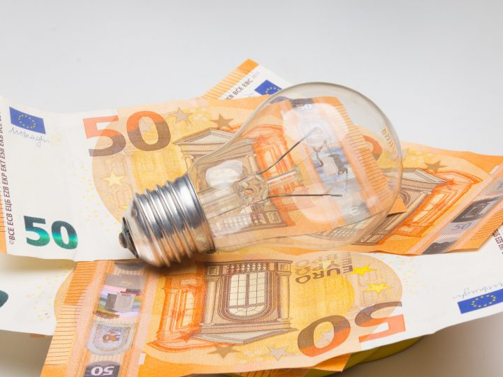 El bono social eléctrico baja en julio: así afectará a tu factura de la luz