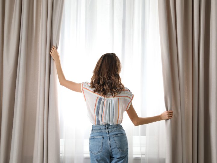 Cortinas eléctricas en casa: el detalle moderno que revaloriza tu vivienda