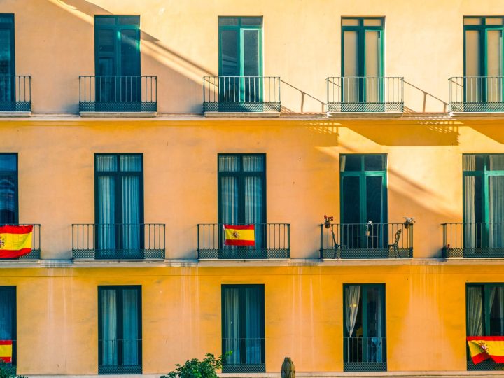 Redpiso analiza las multas y sanciones en balcones y terrazas en Madrid