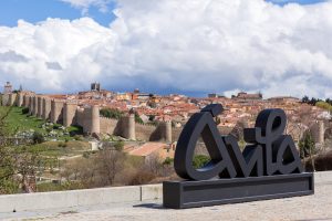Murallas medievales de Ávila al atardecer, una parada imprescindible en escapadas desde Madrid