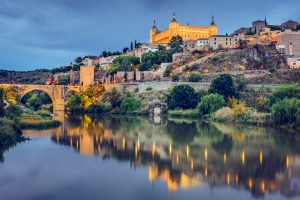 Vista panorámica de Toledo con el Alcázar y la Catedral, destino ideal en escapadas desde Madrid.