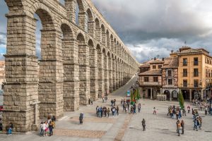 “Acueducto romano de Segovia, uno de los monumentos más visitados en escapadas desde Madrid.