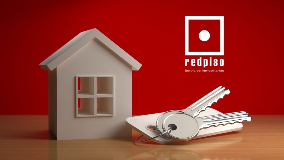 Casa con llaves y logotipo de Redpiso, en referencia al nuevo Plan de Choque de Vivienda en Madrid y al acceso a viviendas asequibles.